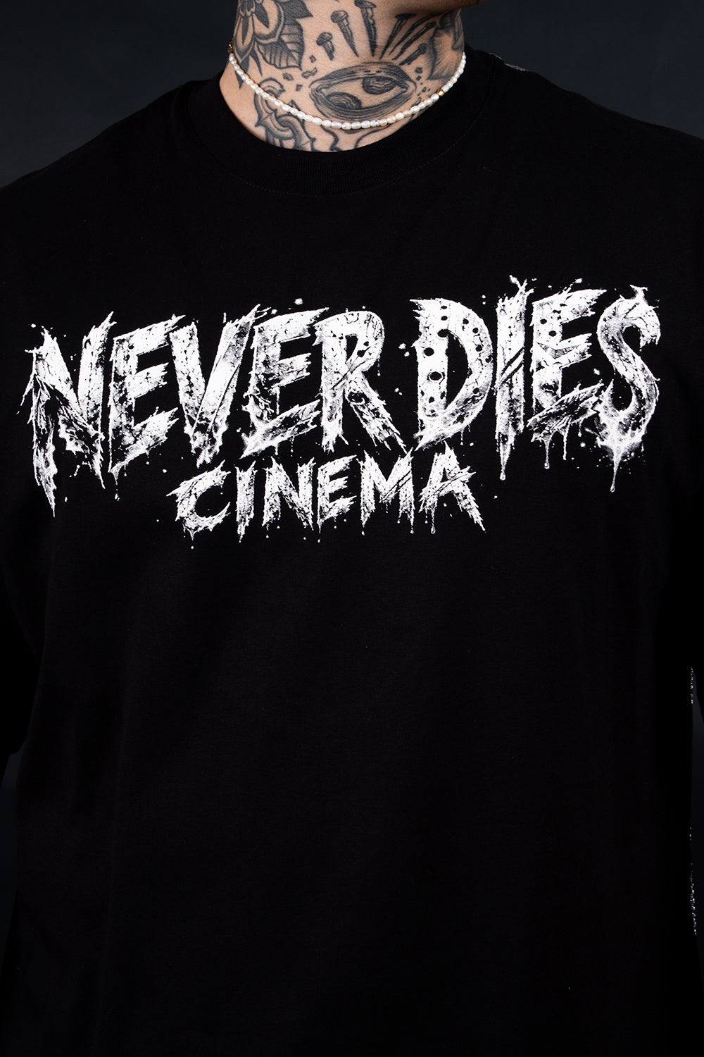 CAMISETA OVER - NEVER DIES - HALLOWEEN
