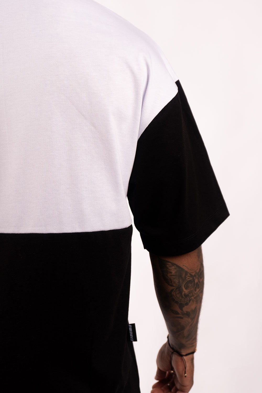 Camiseta OVER DESERVE